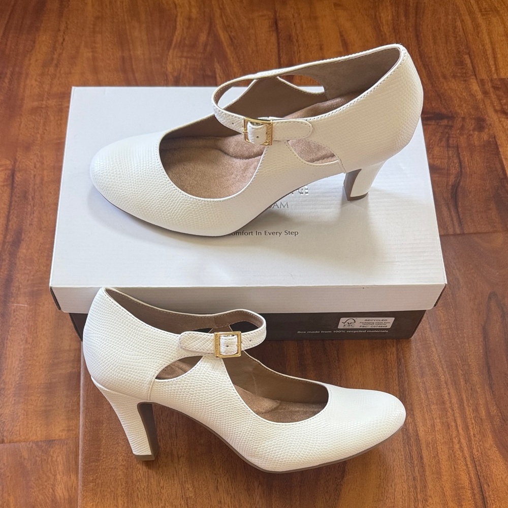 NWT Giani Bernini Cream Textured Ivory Mary Jane Heels with Buckle + Memory Foam